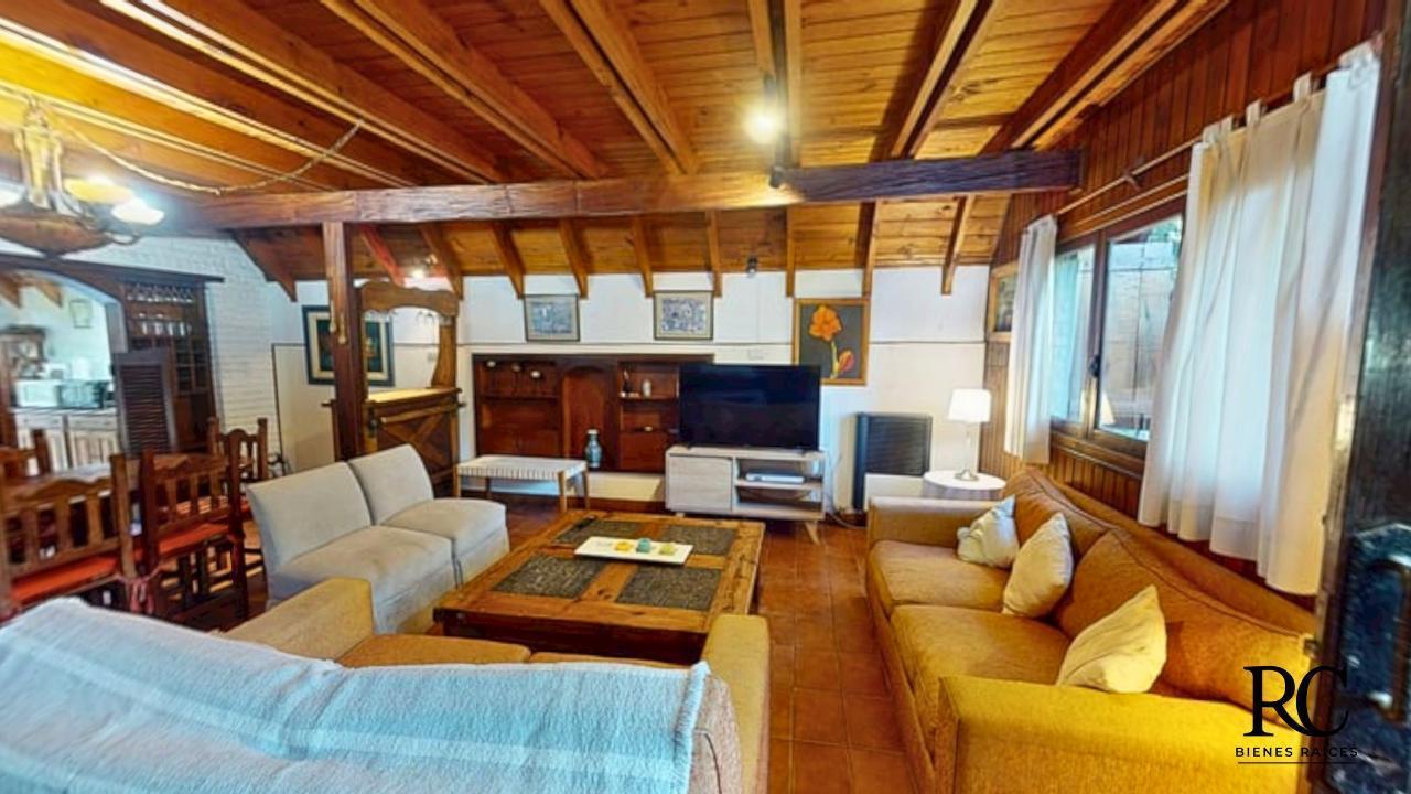 Foto de Oportunidad Increible en Carilo - Casa a refaccionar en venta, imagen 4