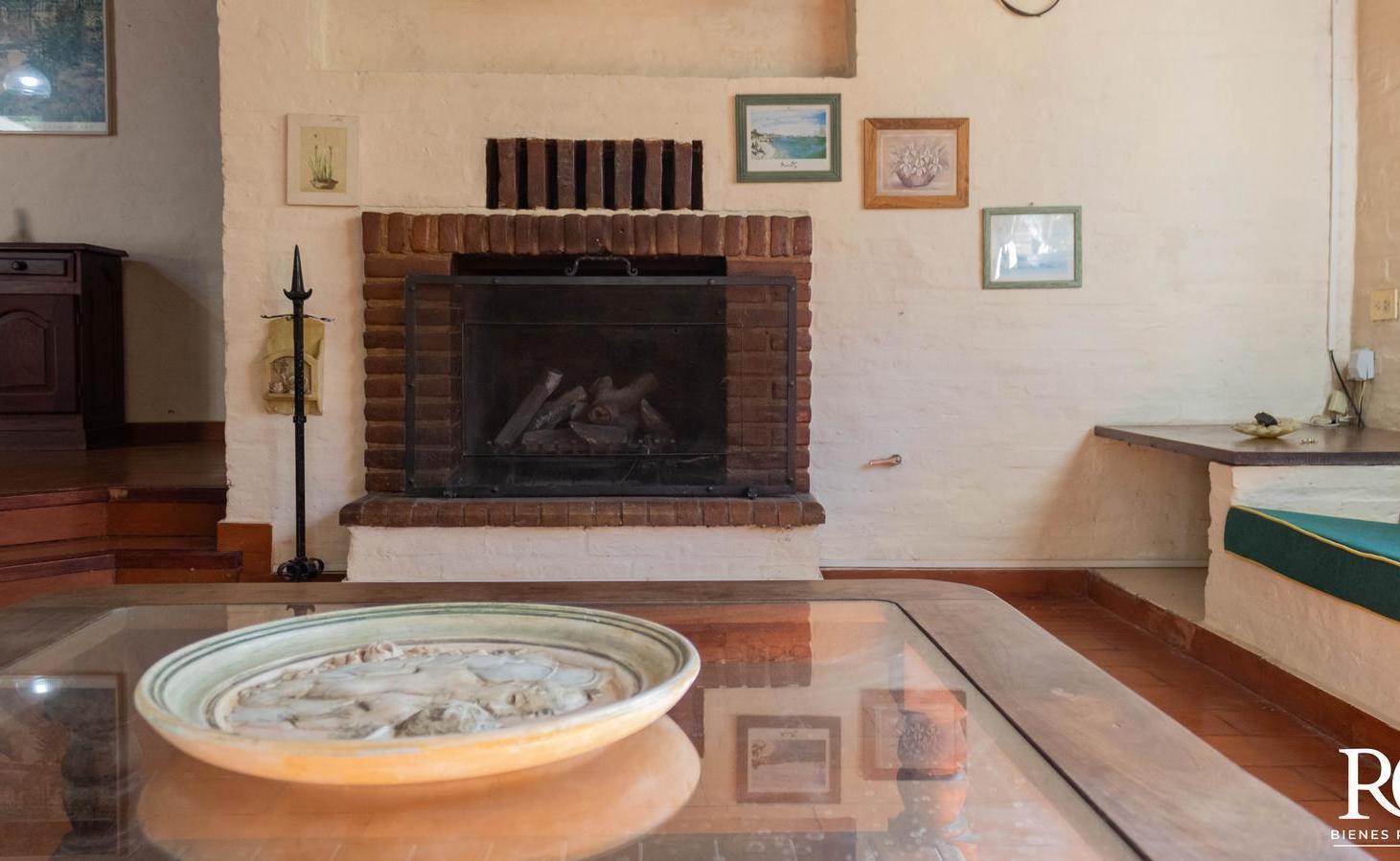 Foto de Casa a refaccionar de 4 dormitorios y pileta en venta en Cariló, imagen 2