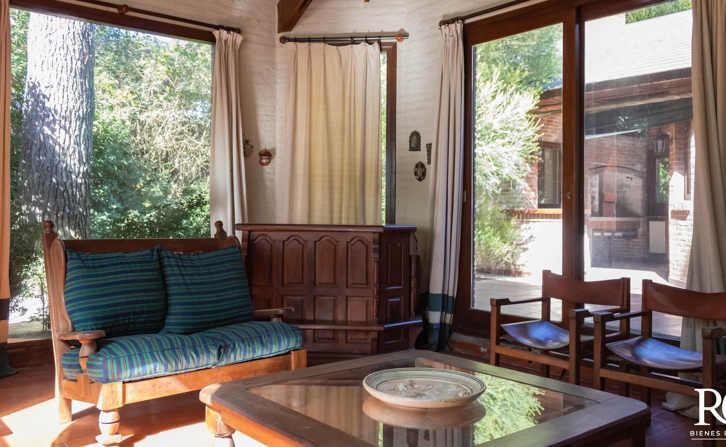 Foto de Casa a refaccionar de 4 dormitorios y pileta en venta en Cariló, imagen 3