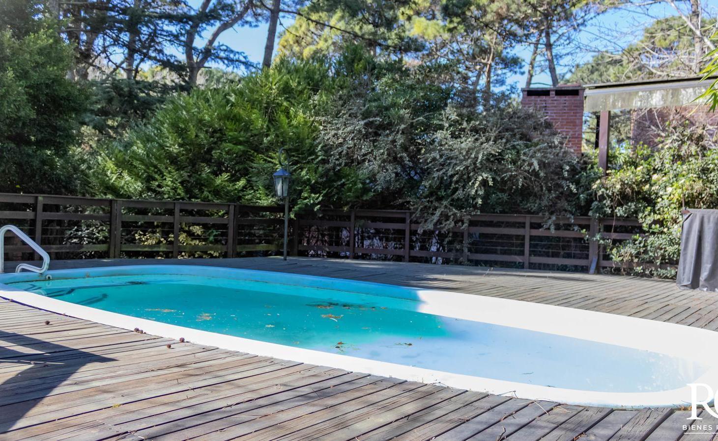 Foto de Casa a refaccionar de 4 dormitorios y pileta en venta en Cariló, imagen 1