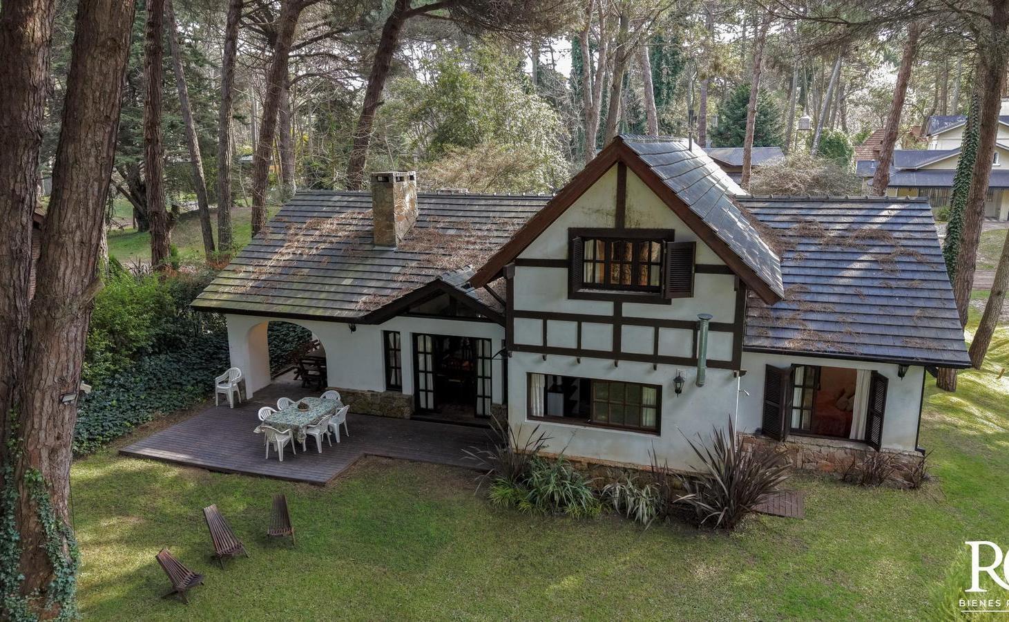 Foto de Casa con piscina y 4 dormitorios en venta en Urraca al 1600 Cariló, imagen 1