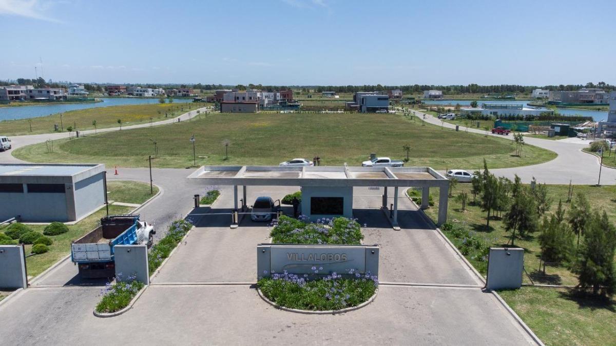 Lote en Venta Hudson Villalobos sup. 785m ubicado sobre la calle principal segunda línea a la laguna