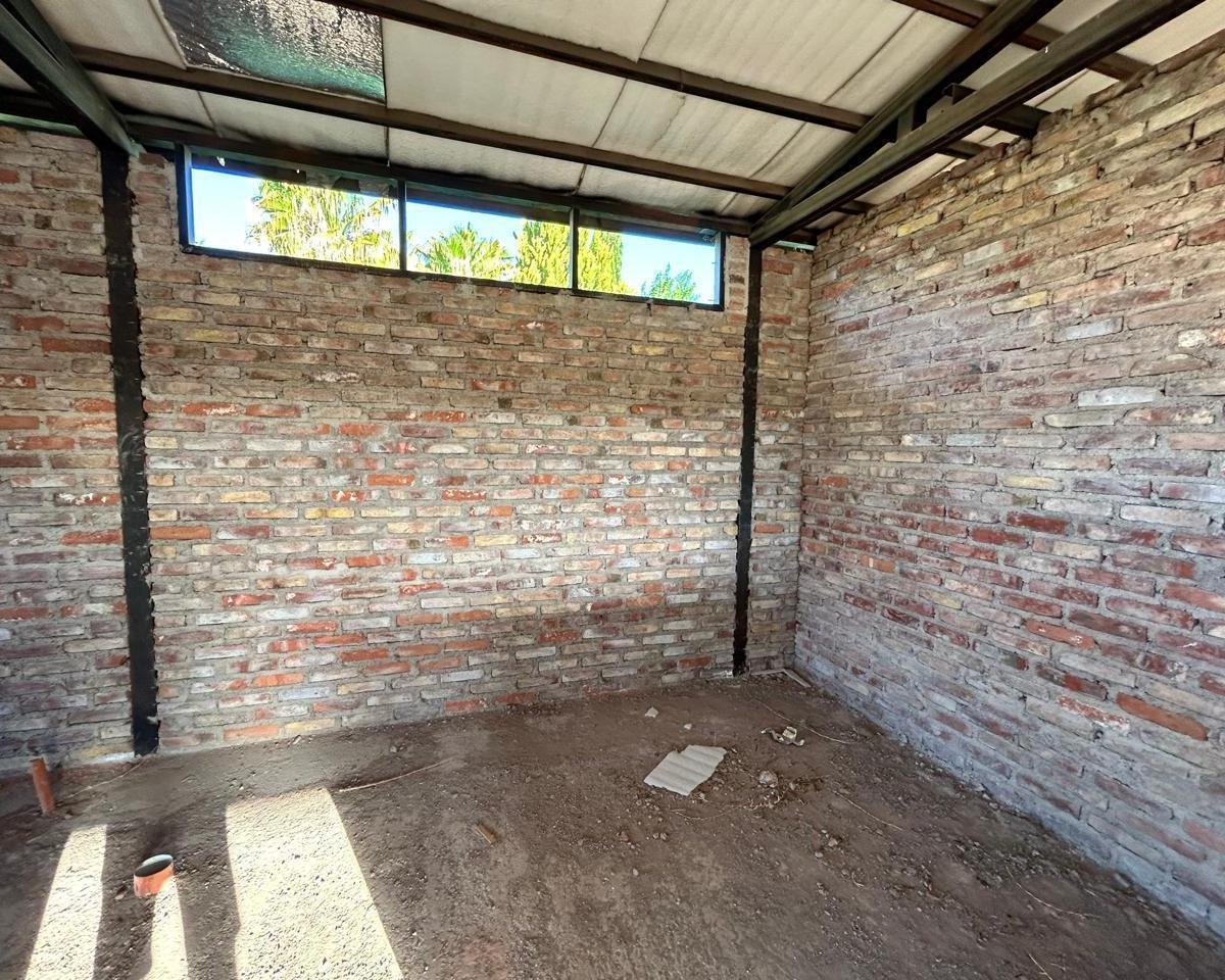 Lote con Construcción Comercial a Terminar en Corralitos, Guaymallén. 2