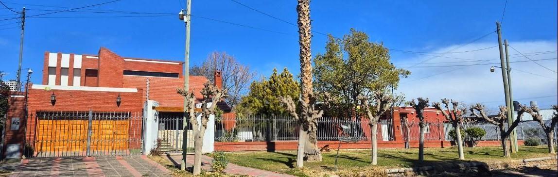 Foto de Casa de 4 dormitorios tipo chalet y segunda vivienda independiente, imagen 2