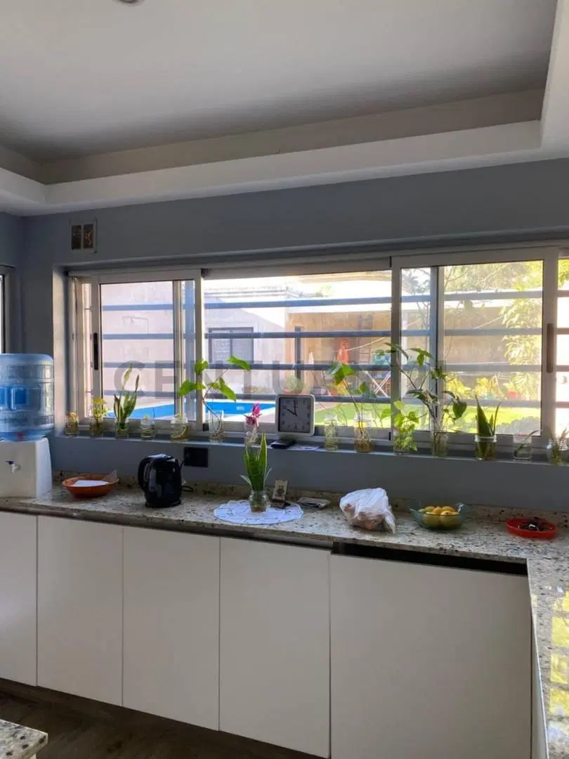 Venta Casa 5 Ambientes Temperley Pileta Jardín Garaje zona residencial 2
