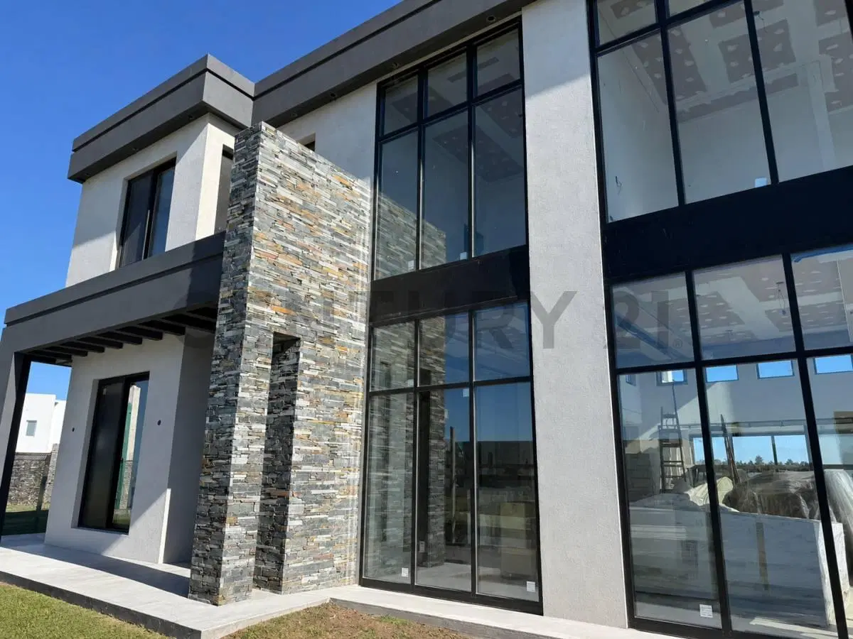 Venta Casa 6 Ambientes Barrio San Sebastián 370 m2 Cubiertos al Lago Zelaya 8