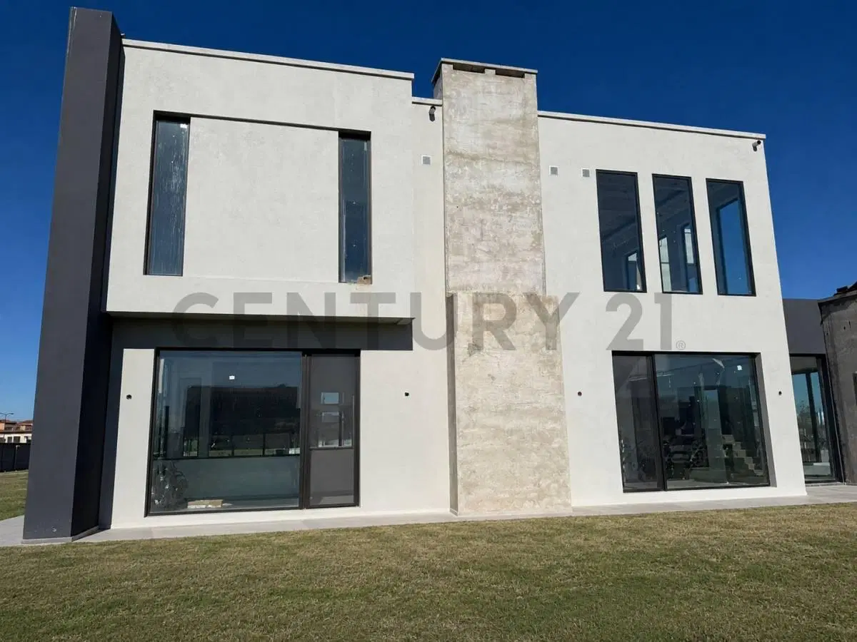 Venta Casa 6 Ambientes Barrio San Sebastián 370 m2 Cubiertos al Lago Zelaya 2