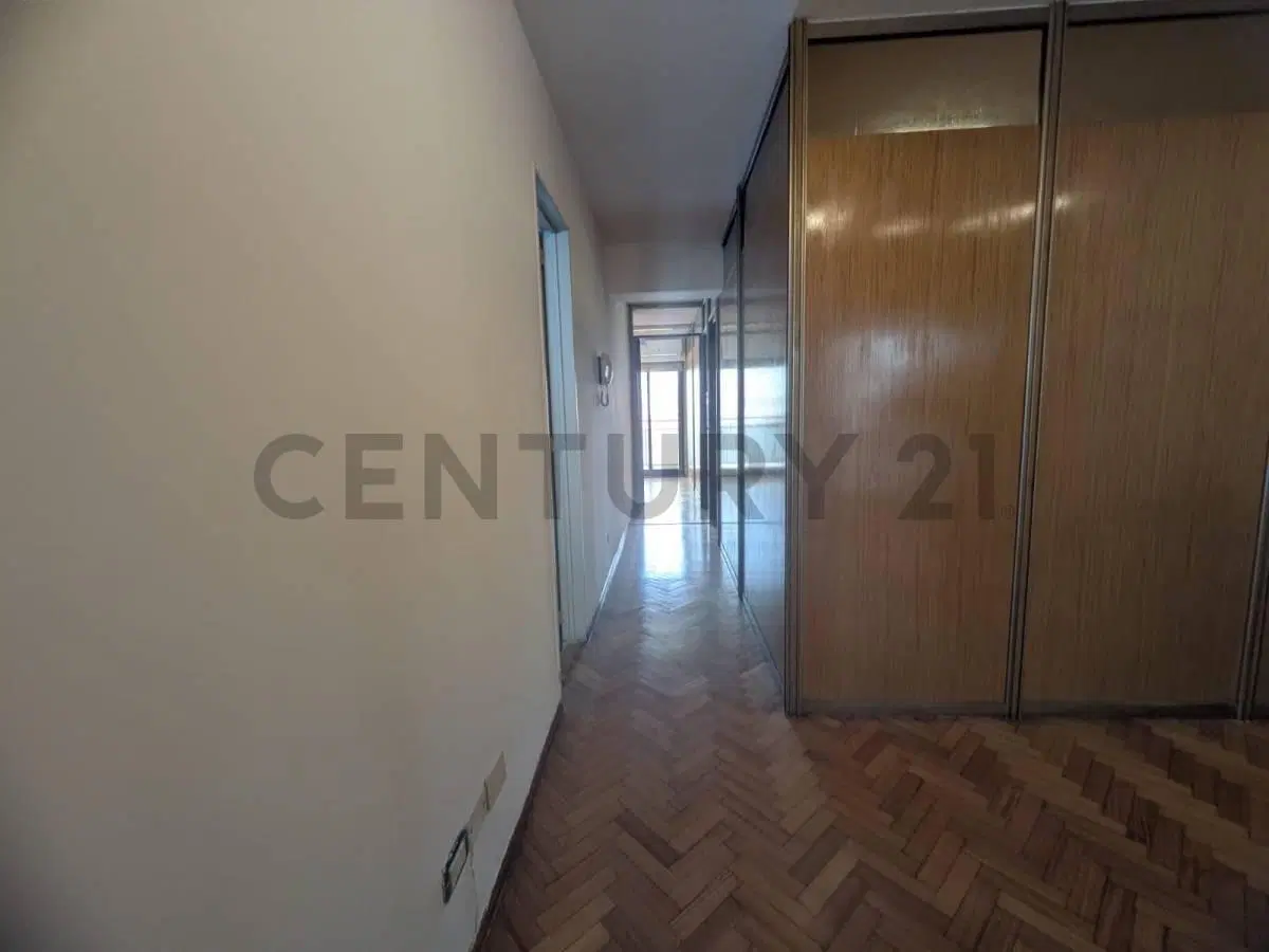 VENTA OFICINA CENTRO AL FRENTE + BALCÓN CON FINANCIACIÓN DIRECTA 2
