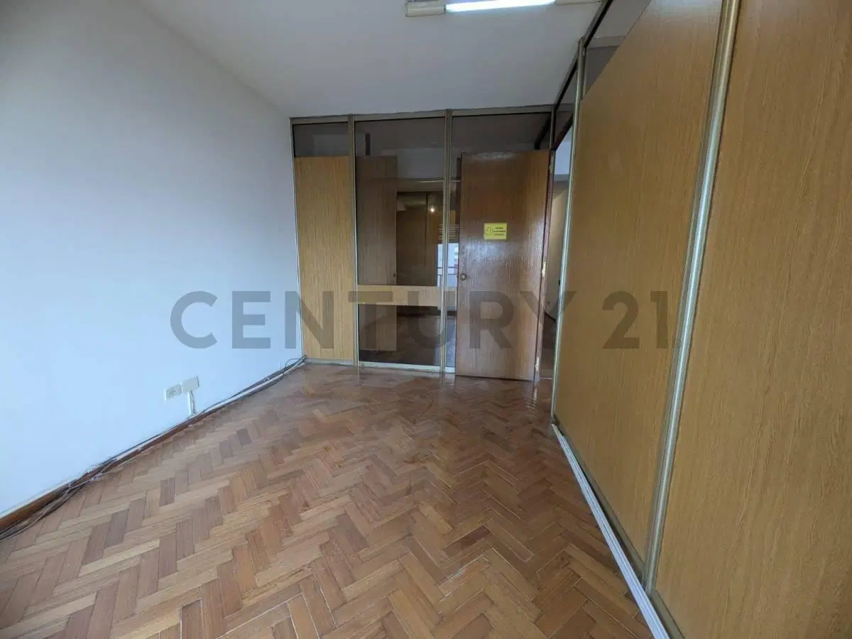 VENTA OFICINA CENTRO AL FRENTE + BALCÓN CON FINANCIACIÓN DIRECTA 8