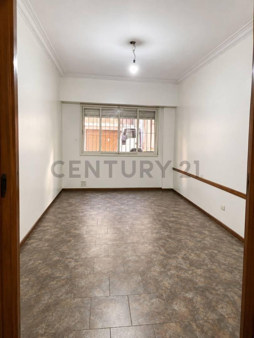 Foto de Venta Departamento 3 ambientes En Parque Rivadavia + Patio y Parrilla, imagen 2