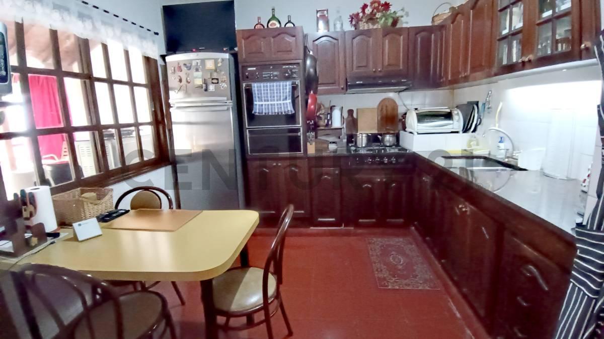 Foto de Venta Casa 3 Dormitorios Pileta Lote Propio Flores, imagen 4
