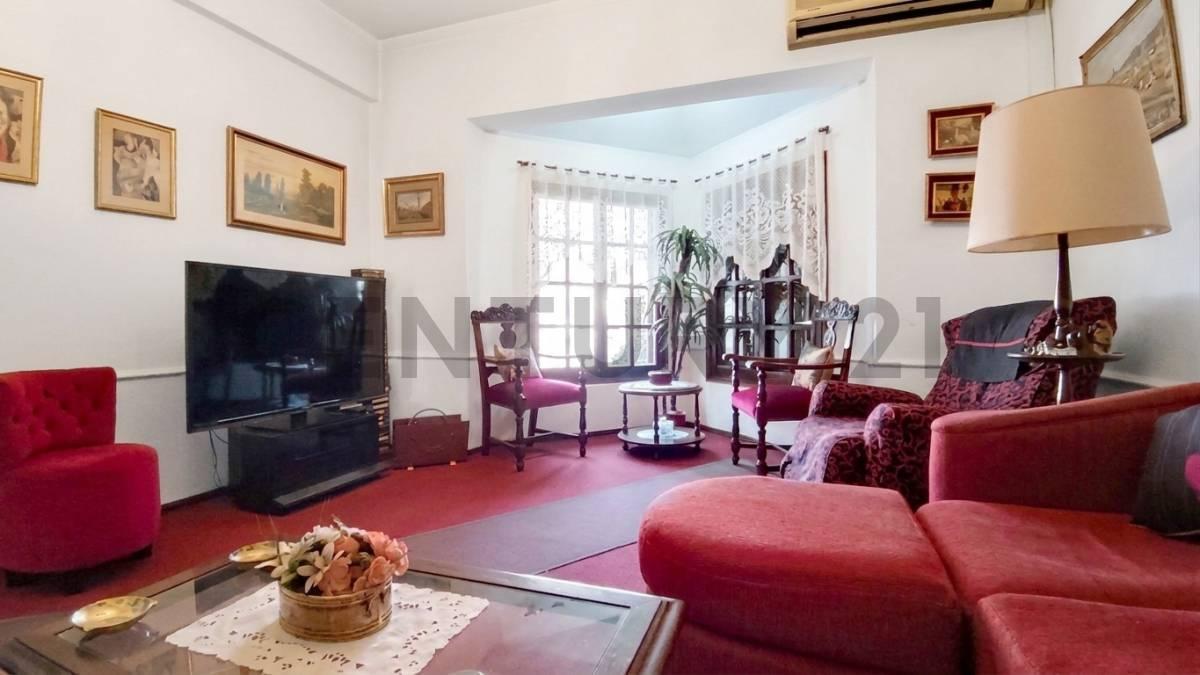 Foto de Venta Casa 3 Dormitorios Pileta Lote Propio Flores, imagen 2