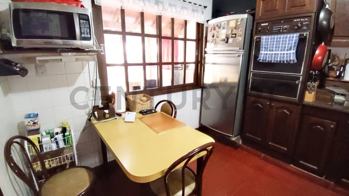 Foto de Venta Casa 3 Dormitorios Pileta Lote Propio Flores, imagen 5