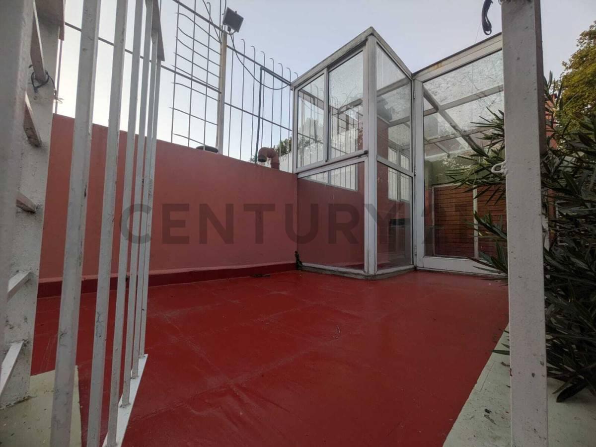 Foto de Venta casa 5 ambientes dependencia 2 piletas Jardin Garage Playroom, imagen 2