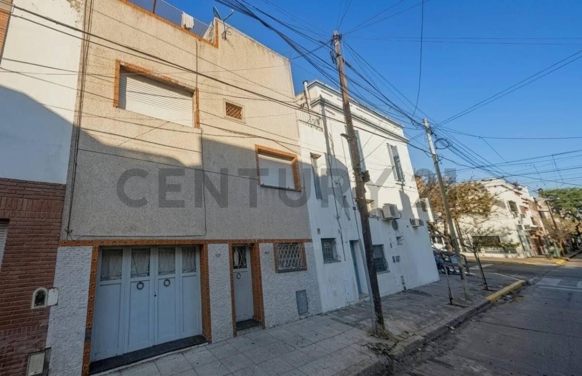 Foto de Venta Casa 3 Dormitorios a Refaccionar Liniers Patio, Balcón y Terraza., imagen 2
