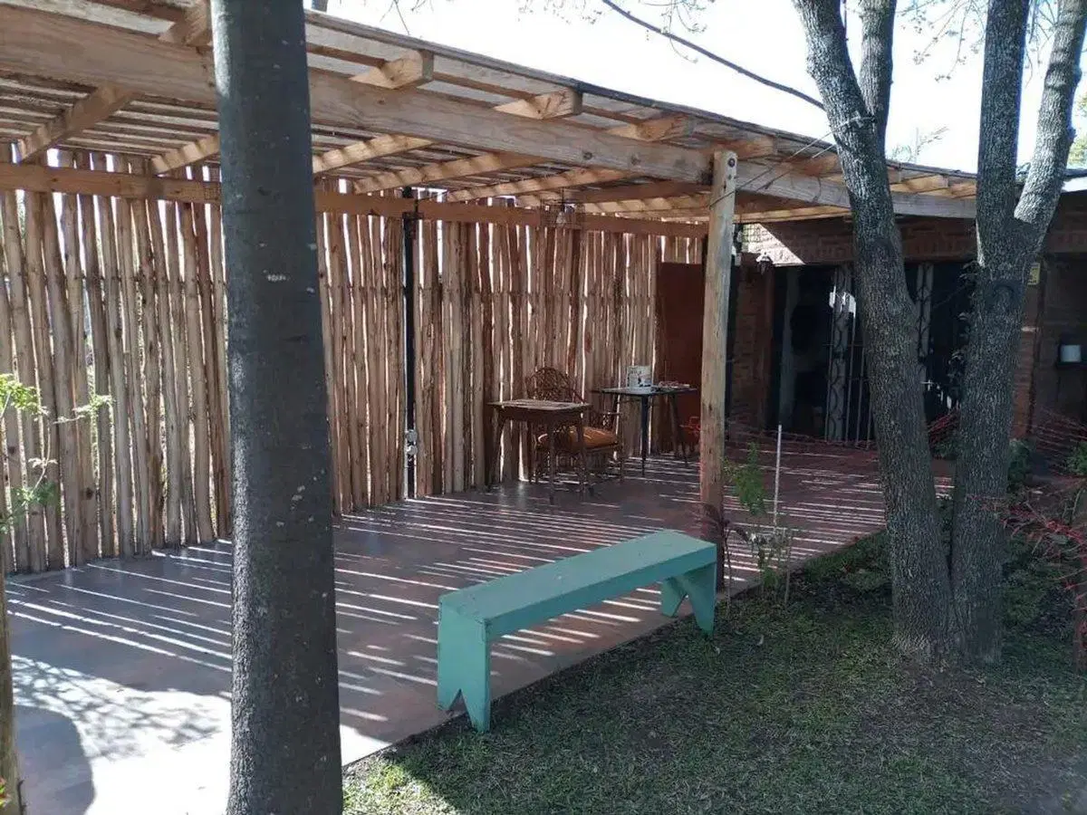 CASA QUINTA CON GRAN LOTE 8