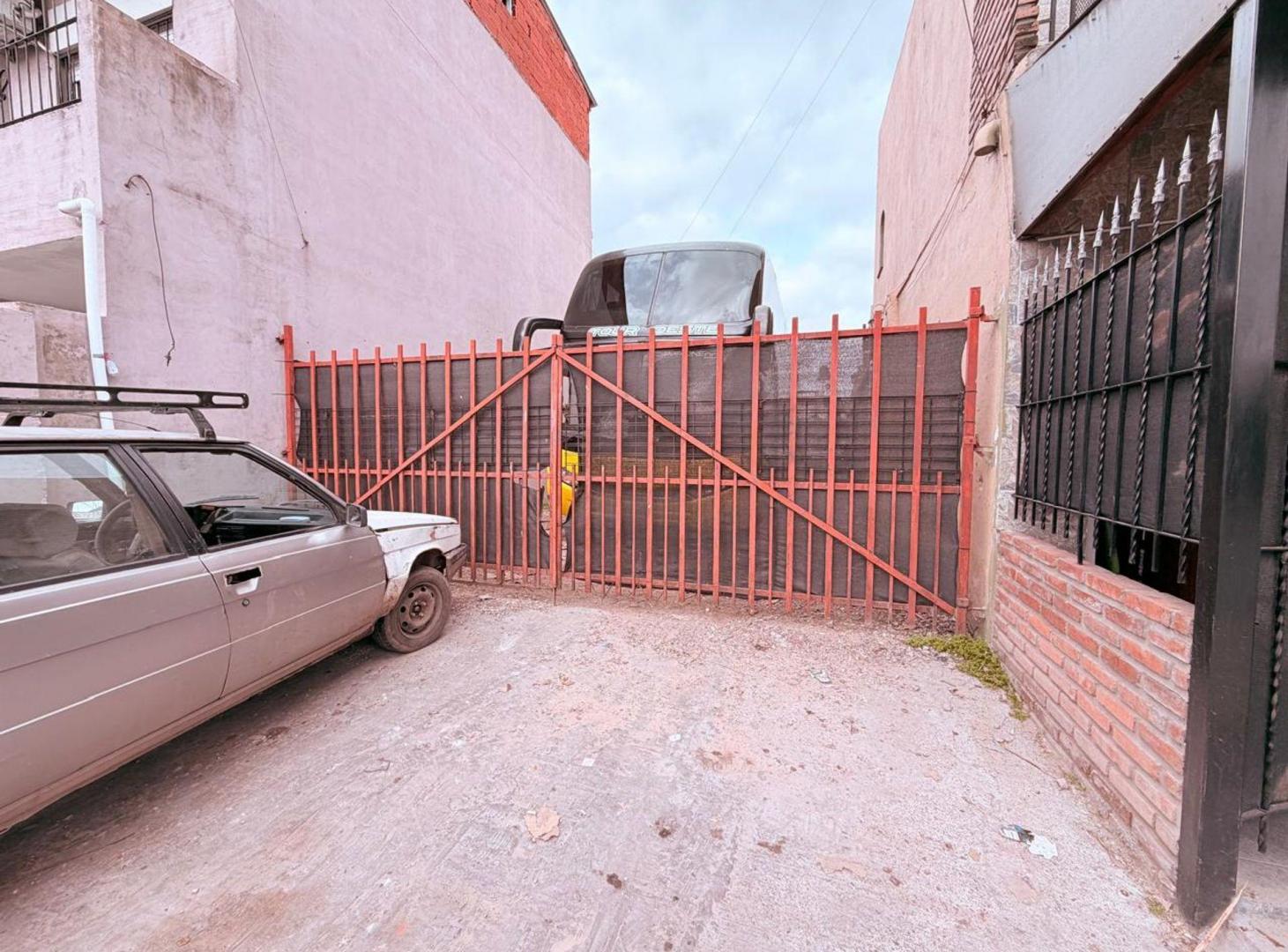 Foto de VENTA CASA EN ISIDRO CASANOVA CON AMPLIO TERRENO, imagen 1