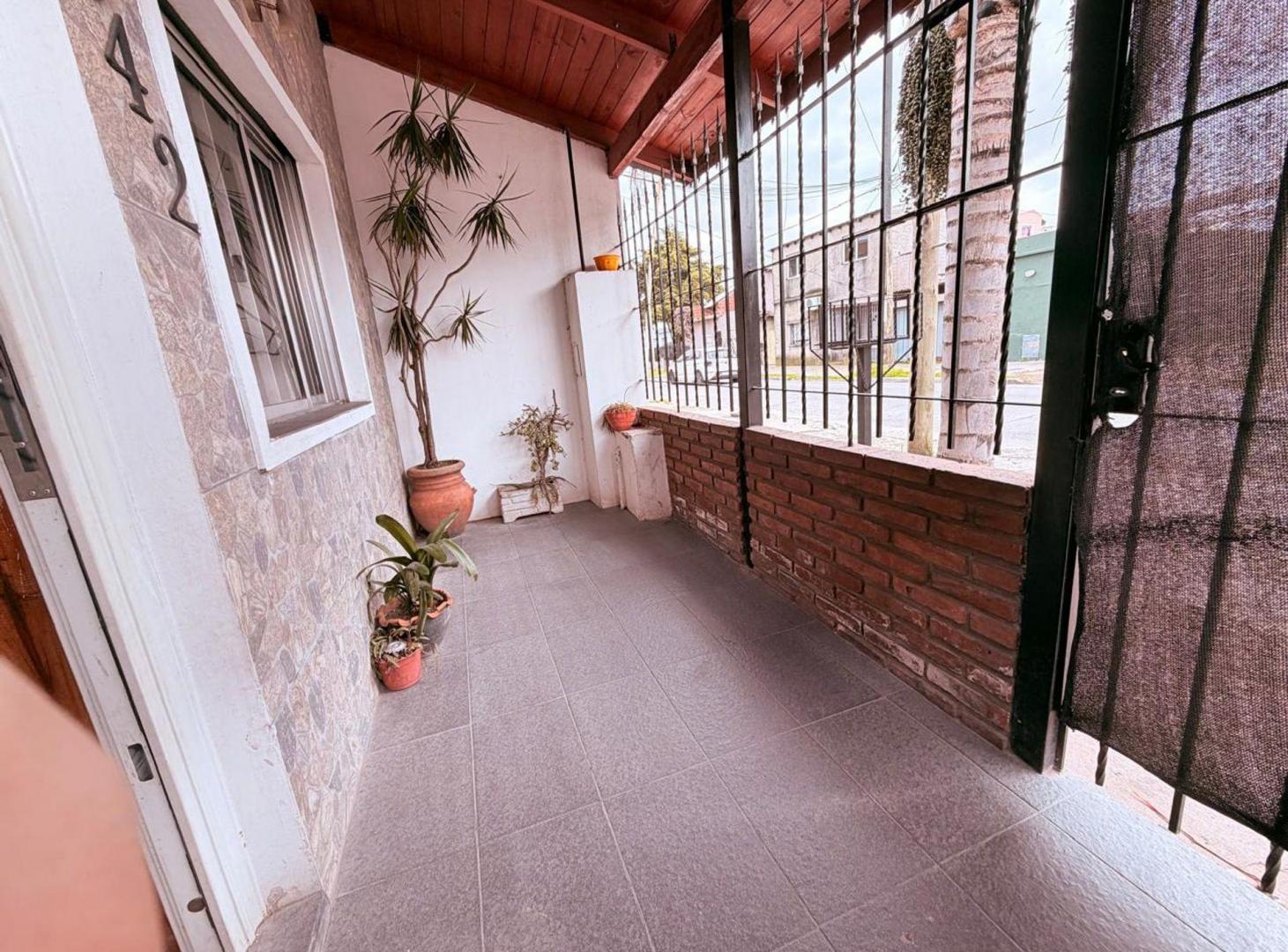 Foto de VENTA CASA EN ISIDRO CASANOVA CON AMPLIO TERRENO, imagen 2
