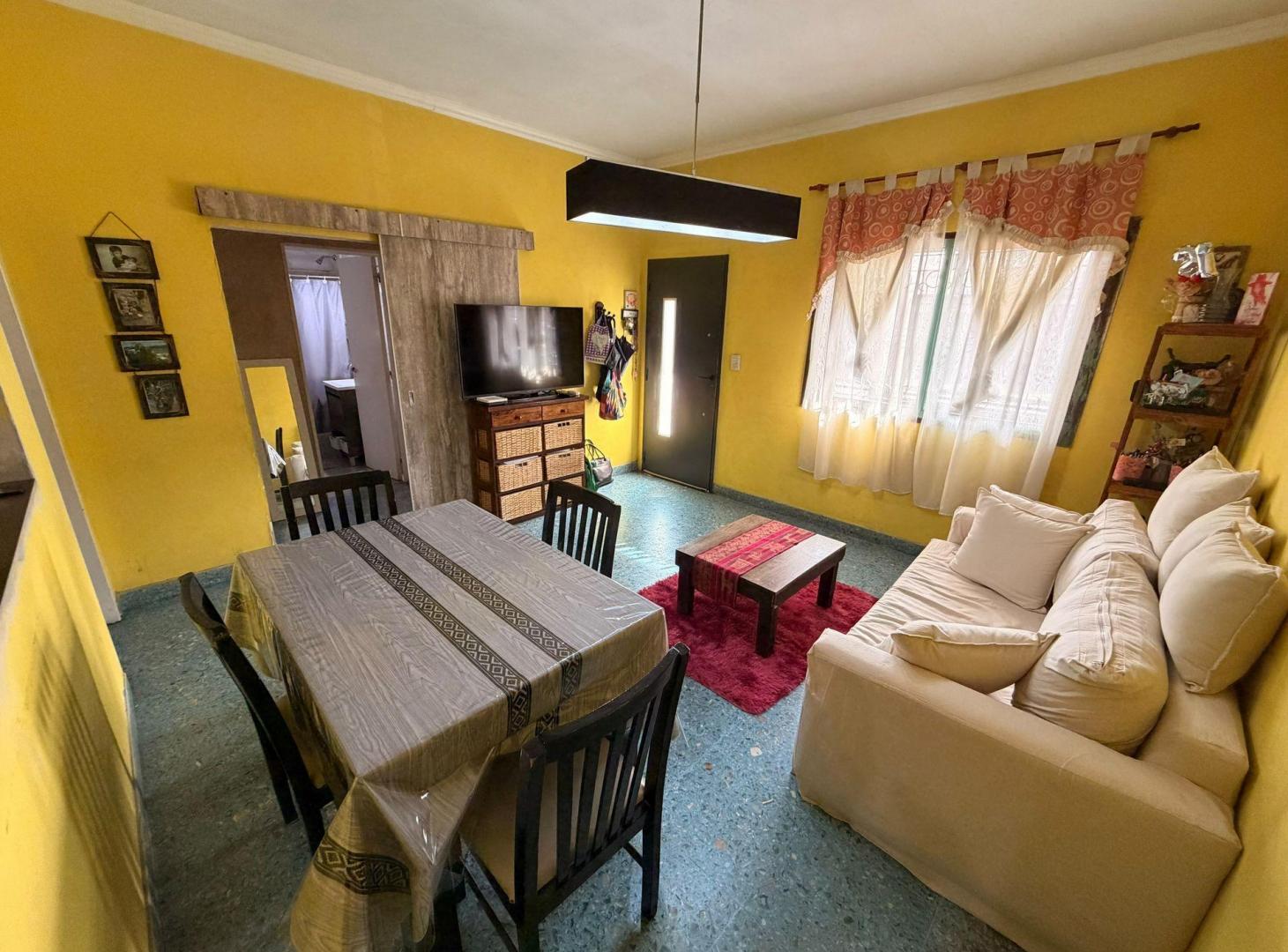 Foto de VENTA CASA CON PILETA EN ISIDRO CASANOVA, imagen 1
