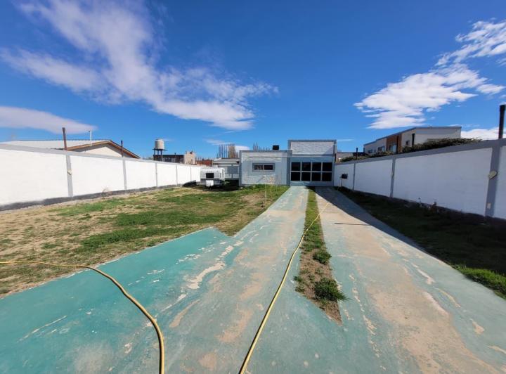 Casa con quincho y garage en alquiler 2