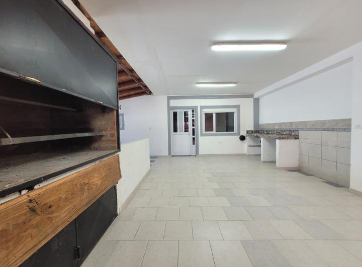 Casa con quincho y garage en alquiler 5