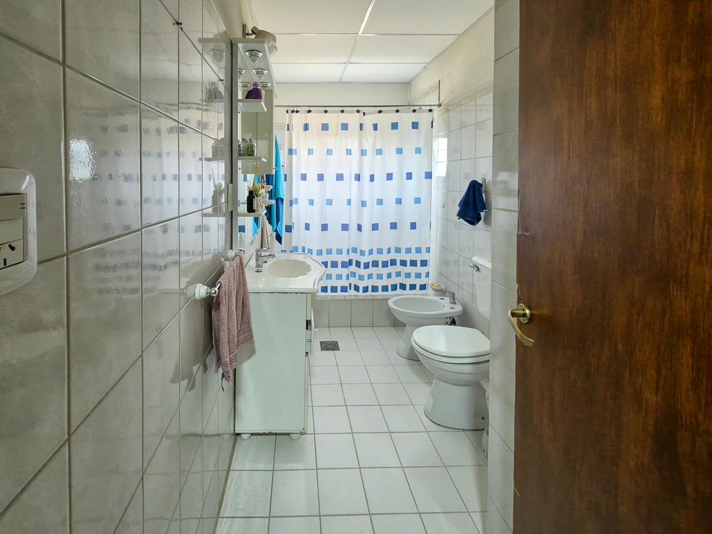 Foto de En Venta Casa 3 dormitorios | Cinco Saltos | Apta Crédito | Patio y, imagen 5