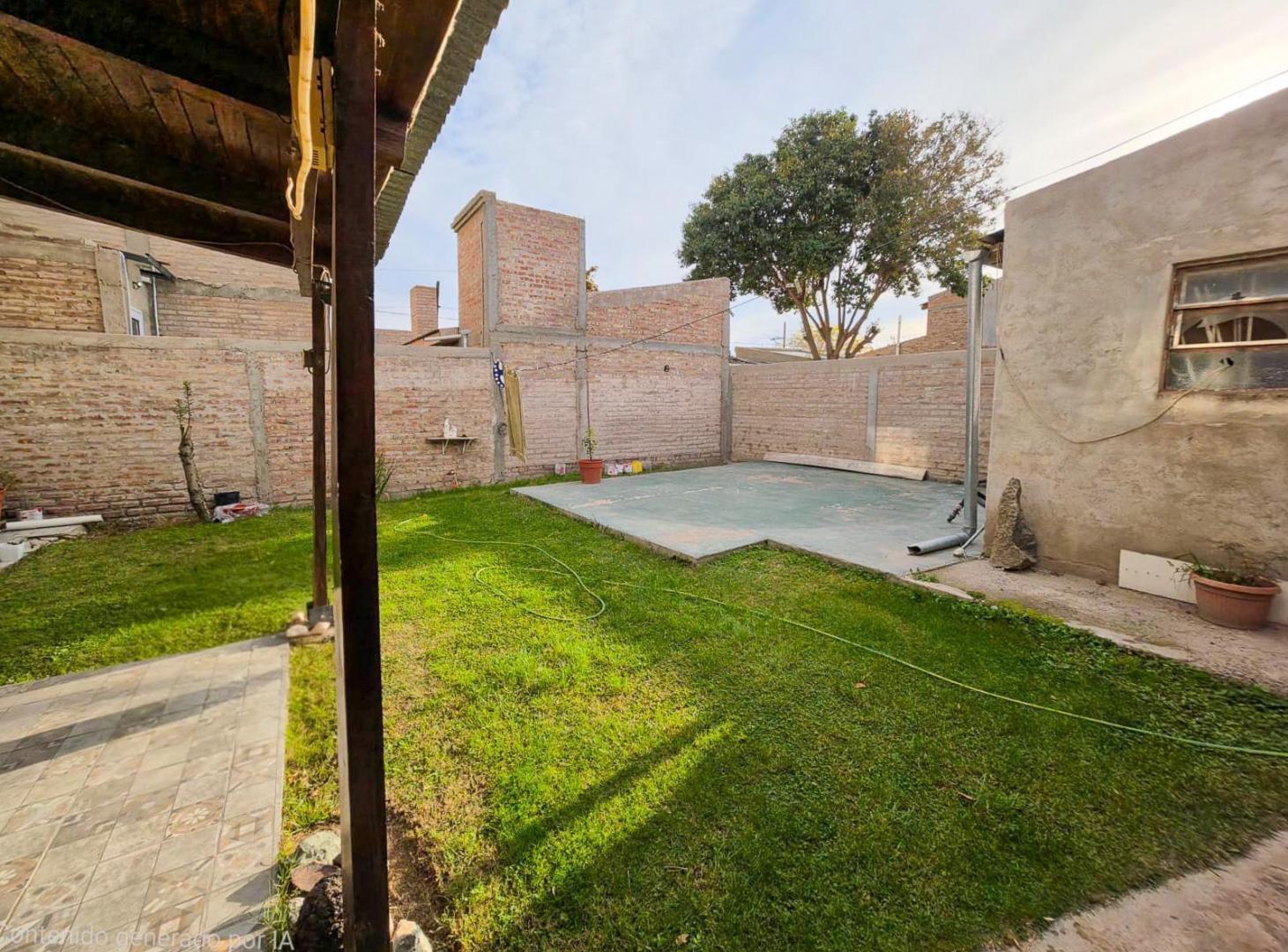 Foto de En Venta Casa 3 dormitorios | Cinco Saltos | Apta Crédito | Patio y, imagen 1