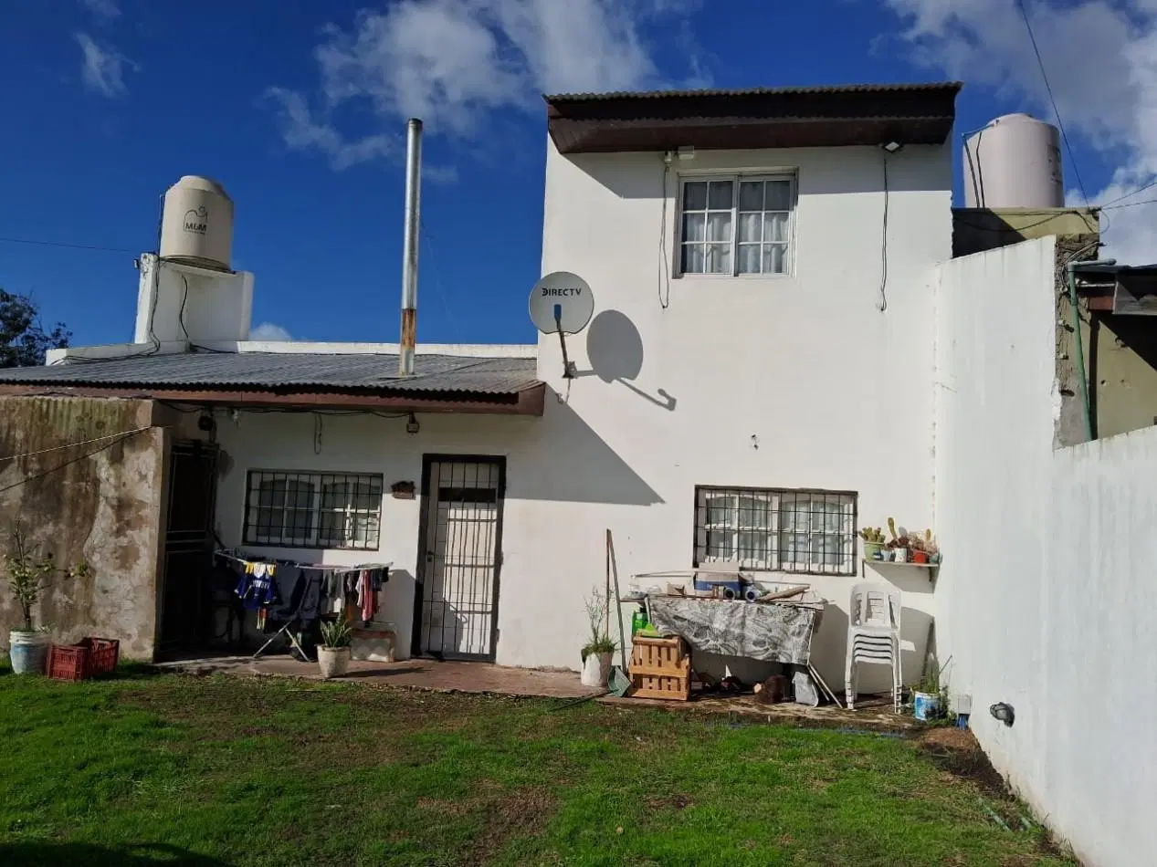 VENTA CASA CON 2 LOTES-PARQUE PEÑA 8