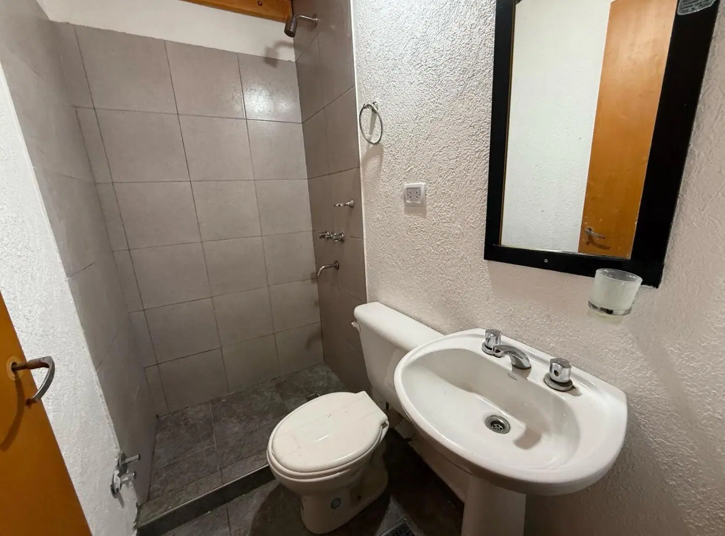 DEPARTAMENTO 3 AMBIENTES EN PRIMER PISO POR ESCALERA EN ALQUILER EN CASTELAR NORTE 3