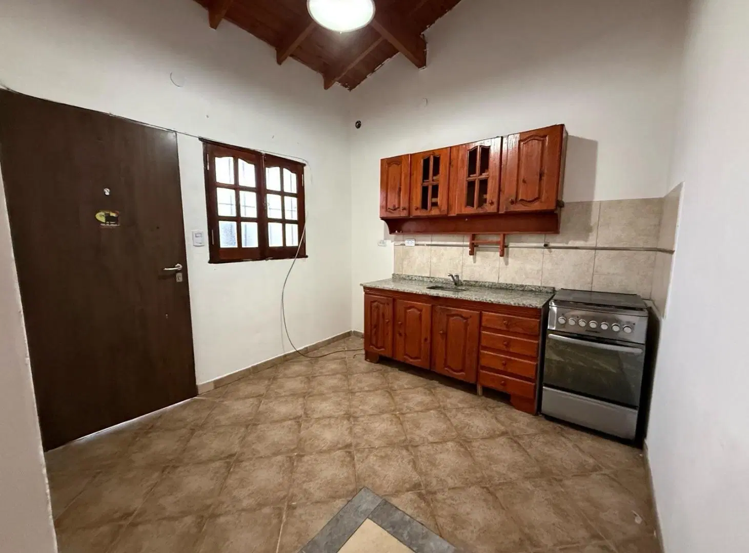 DEPARTAMENTO 3 AMBIENTES EN PRIMER PISO POR ESCALERA EN ALQUILER EN CASTELAR NORTE 5