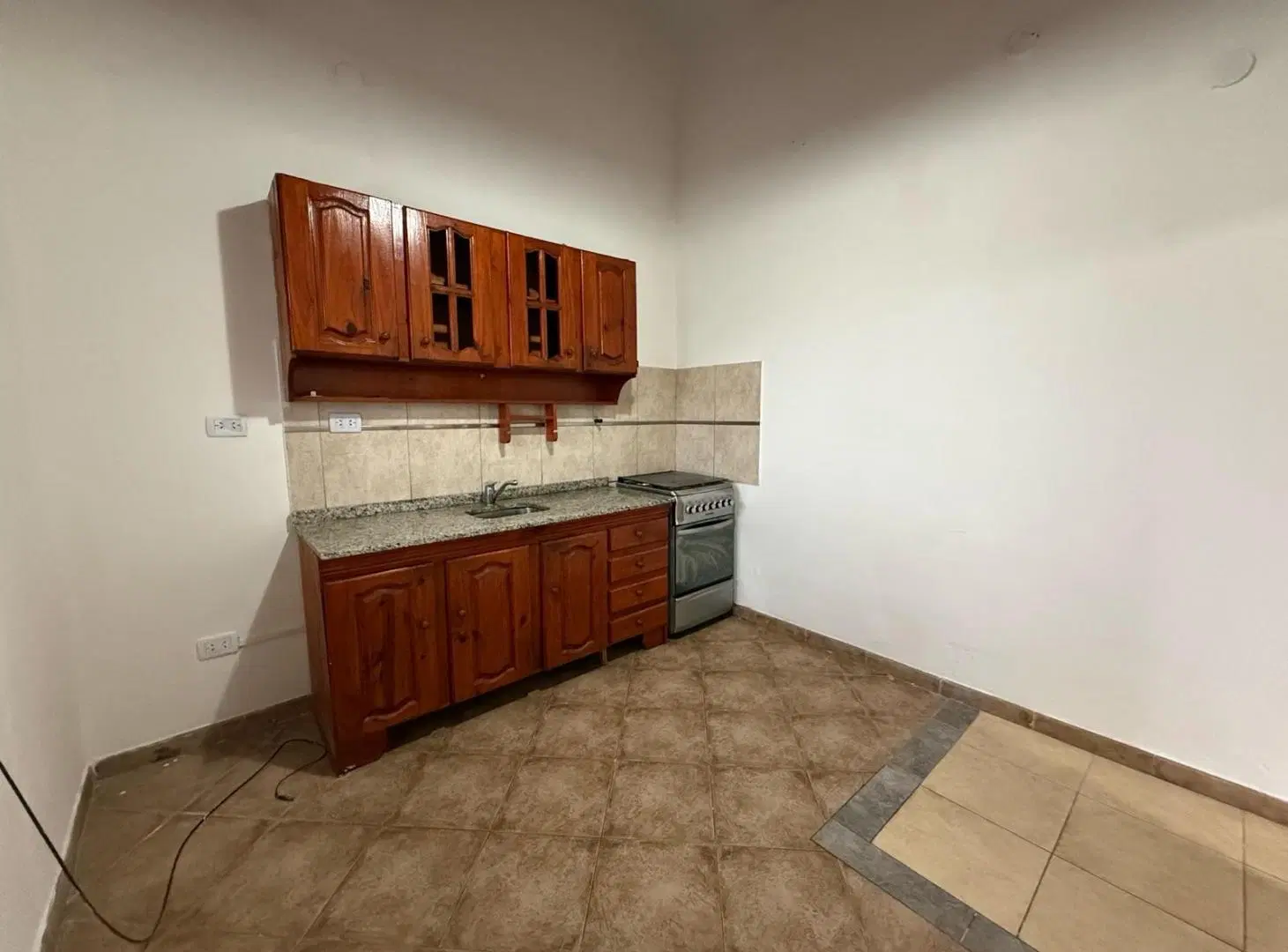 DEPARTAMENTO 3 AMBIENTES EN PRIMER PISO POR ESCALERA EN ALQUILER EN CASTELAR NORTE 2