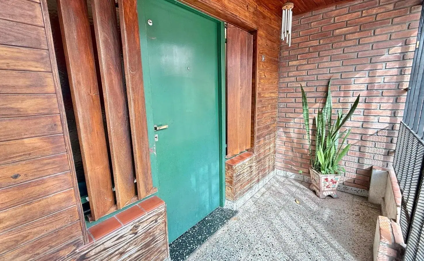 Casa 3 ambientes con patio, cochera, dependencia y 2 locales comerciales en Villa Luzuriaga 4