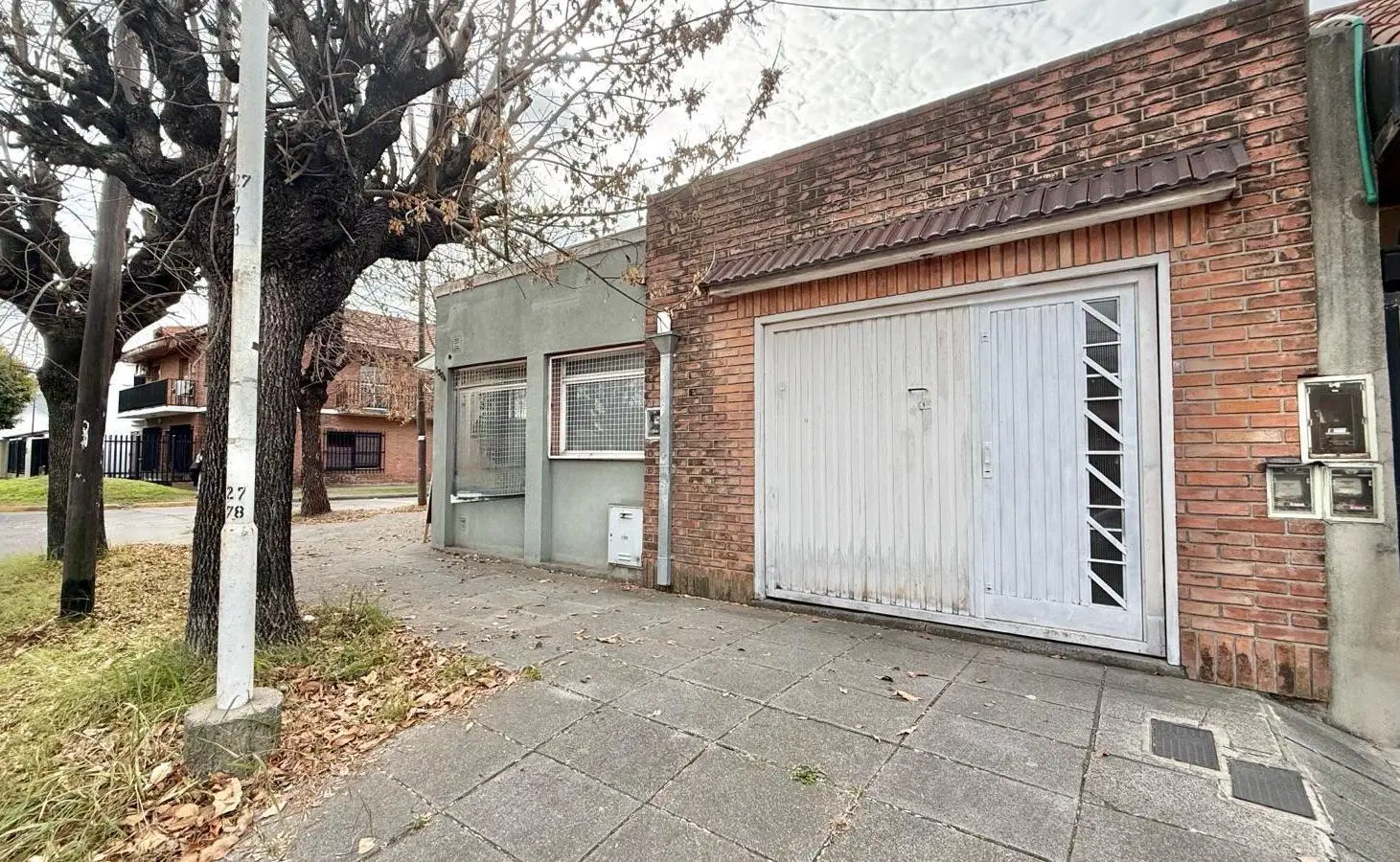 Casa 3 ambientes con patio, cochera, dependencia y 2 locales comerciales en Villa Luzuriaga 2