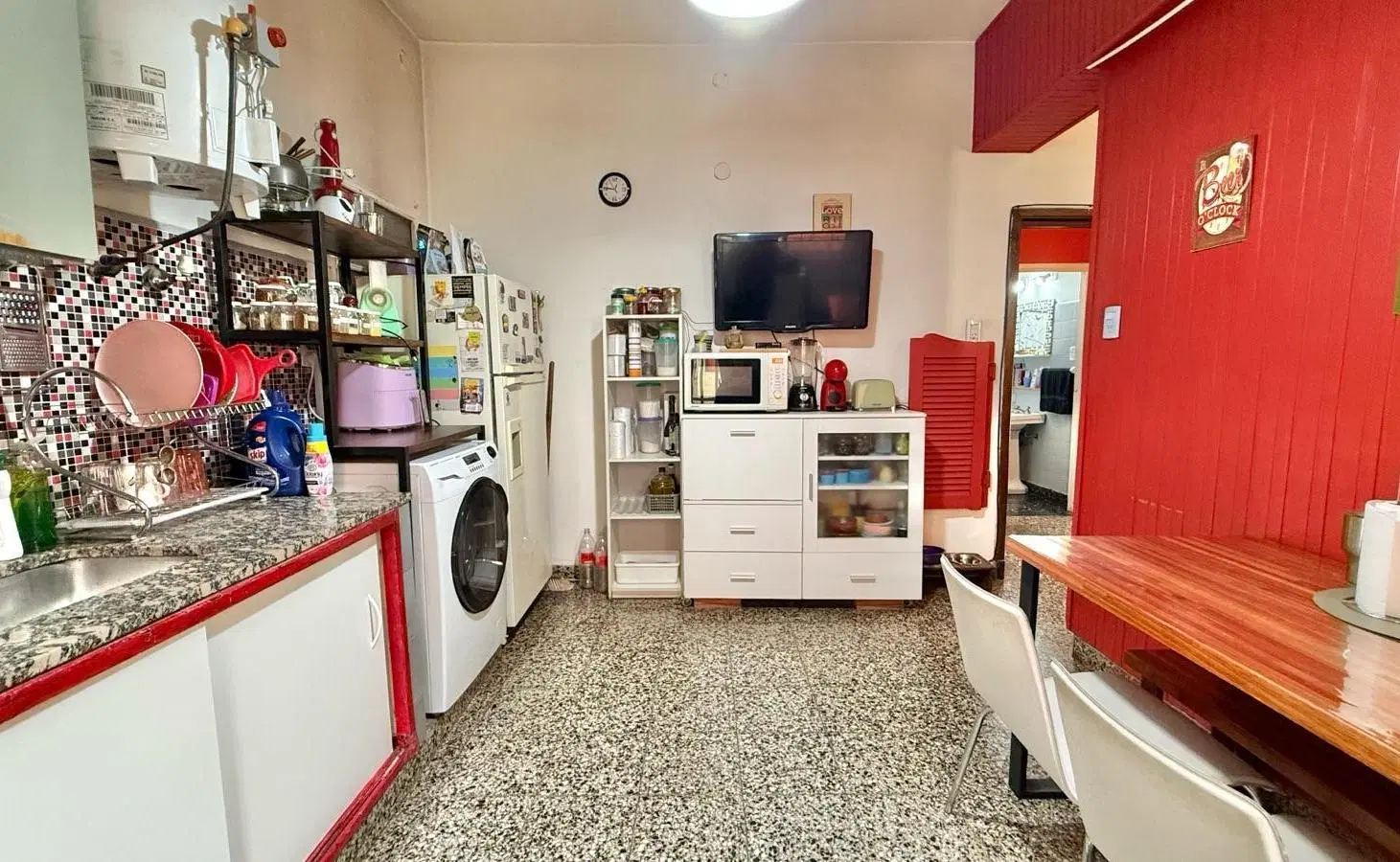 Casa 3 ambientes con patio, cochera, dependencia y 2 locales comerciales en Villa Luzuriaga 8