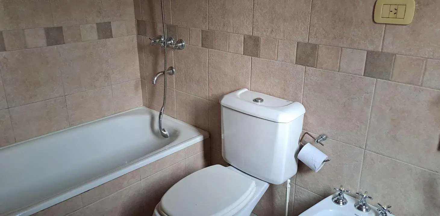 DEPARTAMENTO 2 AMBIENTES AMPLIO EN ALQUILER EN CASTELAR SUR 4
