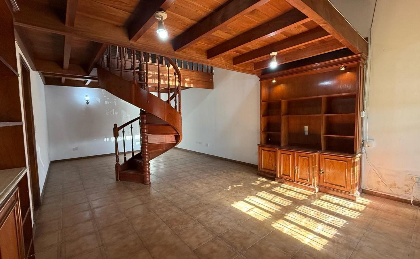 Foto de VENTA CHALET 5 AMBIENTES CON COCHERA, QUINCHO Y PILETA, imagen 2