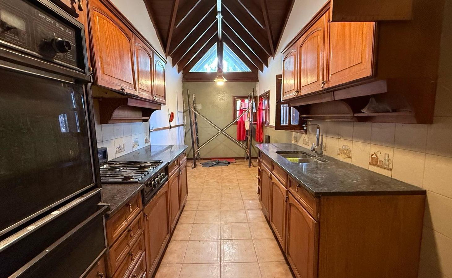 Foto de VENTA CHALET 5 AMBIENTES CON COCHERA, QUINCHO Y PILETA, imagen 1