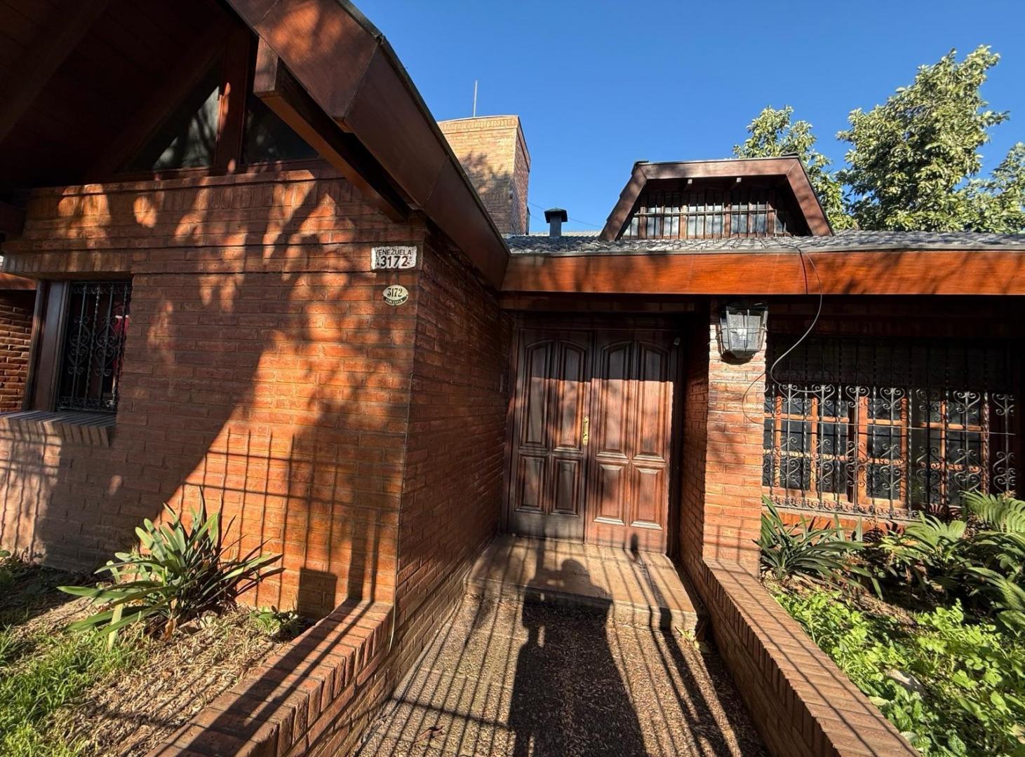 Foto de VENTA CHALET 5 AMBIENTES CON COCHERA, QUINCHO Y PILETA, imagen 3