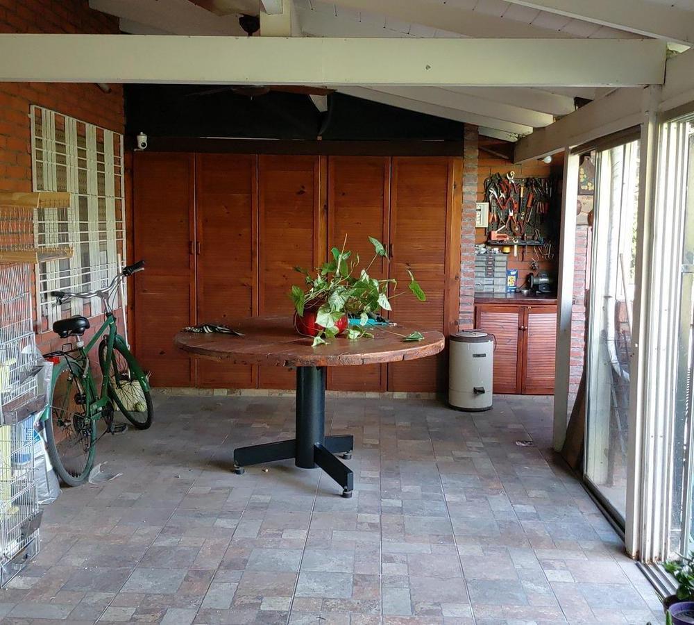 Foto de CHALET CASTELAR NORTE 4 AMB QUINCHO FONDO GARAGE Y COCHERA, imagen 4