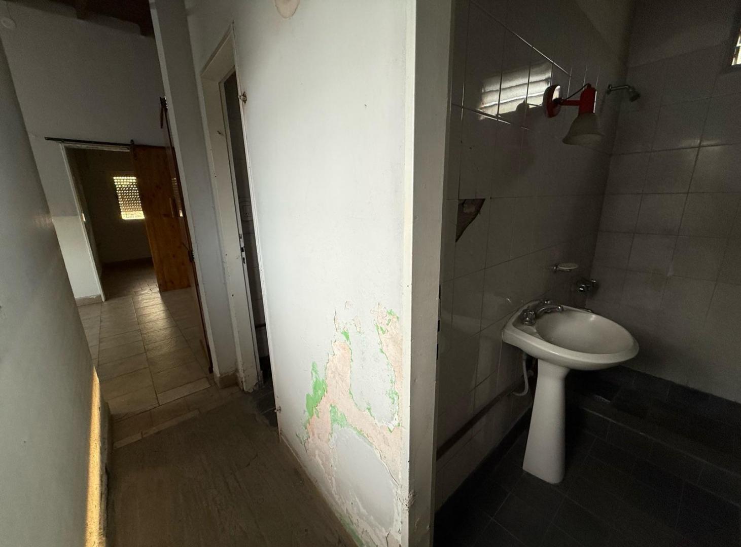 Foto de CASA 8 AMBIENTES EN VENTA EN CASTELAR SUR - IDEAL INVERSOR, imagen 3