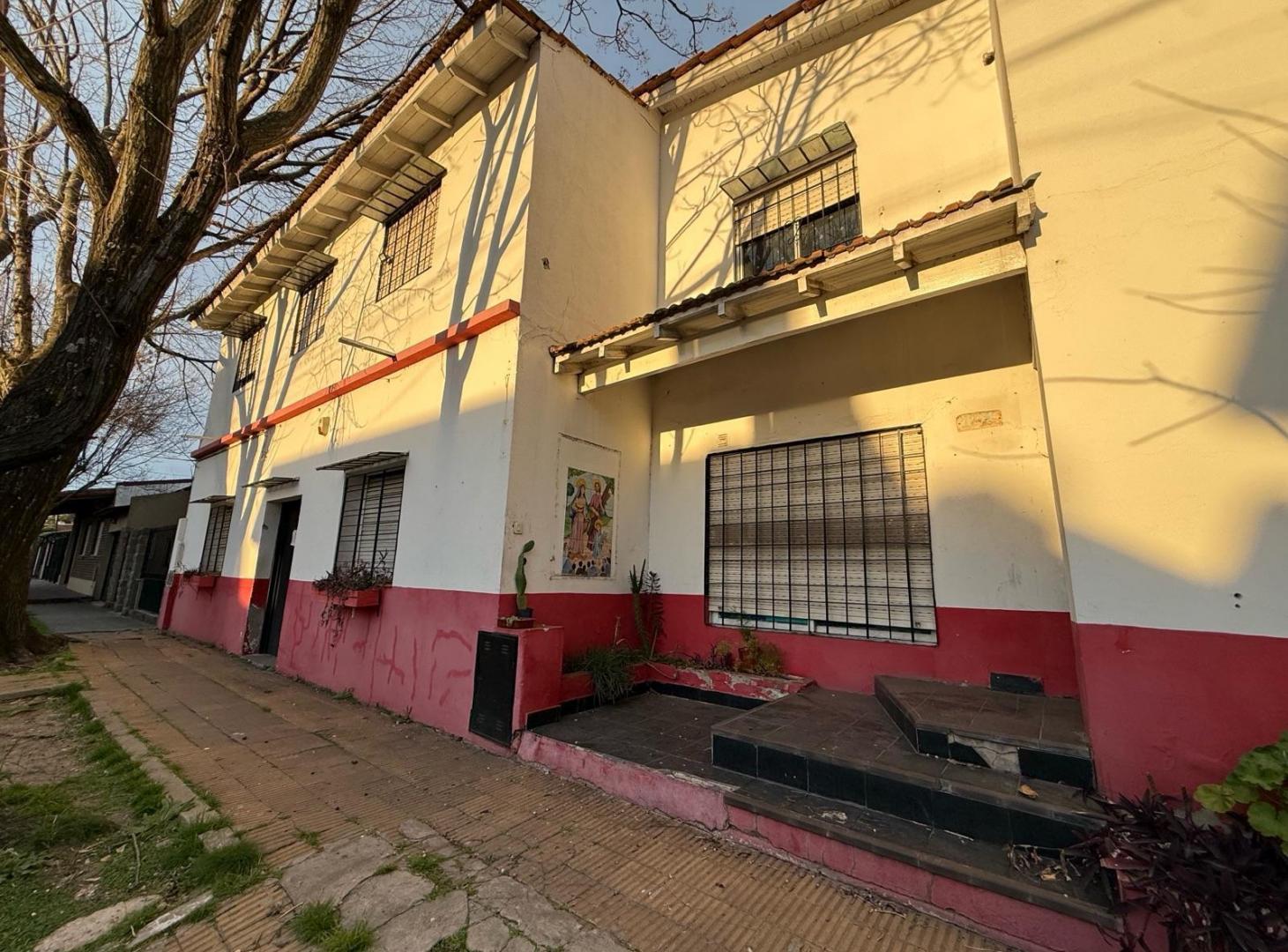 Foto de CASA 8 AMBIENTES EN VENTA EN CASTELAR SUR - IDEAL INVERSOR, imagen 1