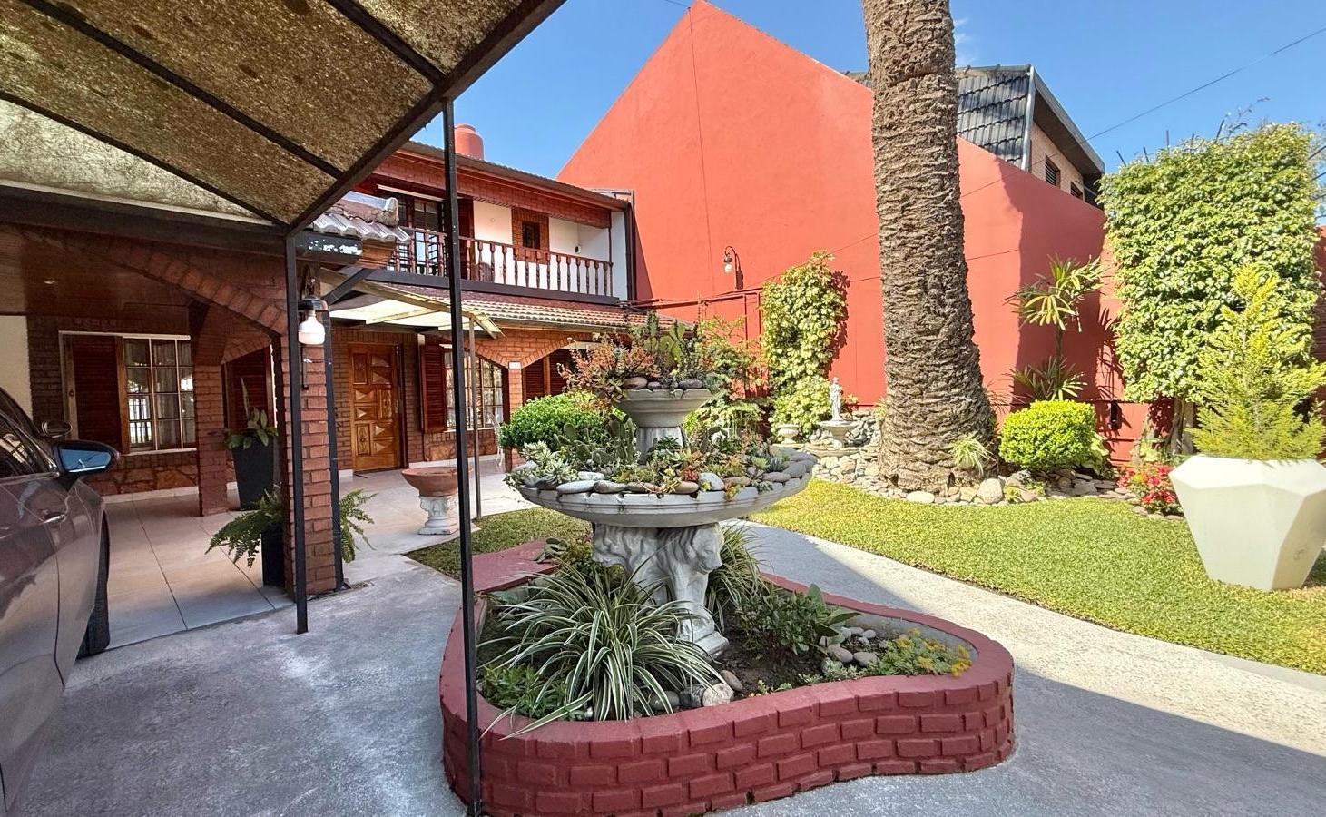 Foto de Casa 5 ambientes con quincho, pileta y jacuzzi en Villa Luzuriaga, imagen 4