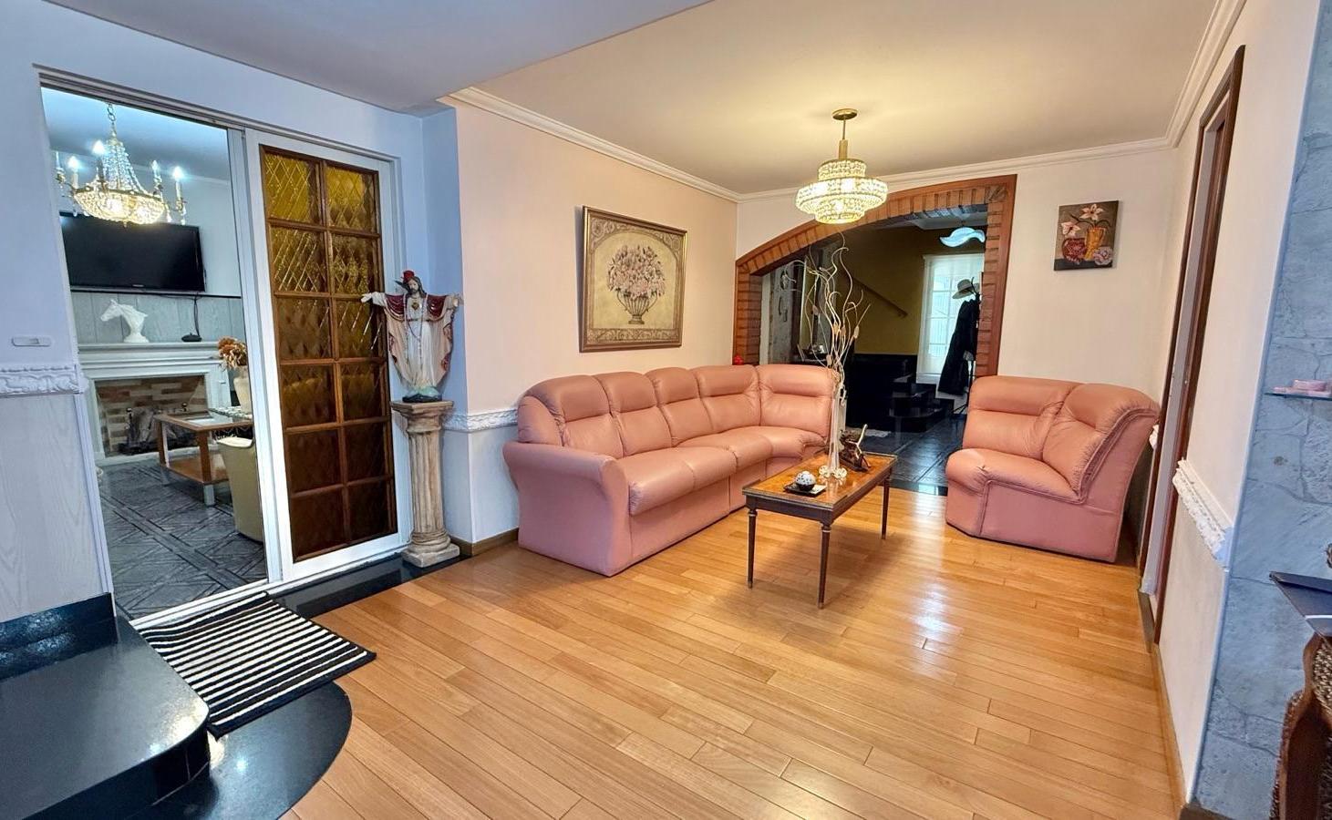Foto de Casa 5 ambientes con quincho, pileta y jacuzzi en Villa Luzuriaga, imagen 3