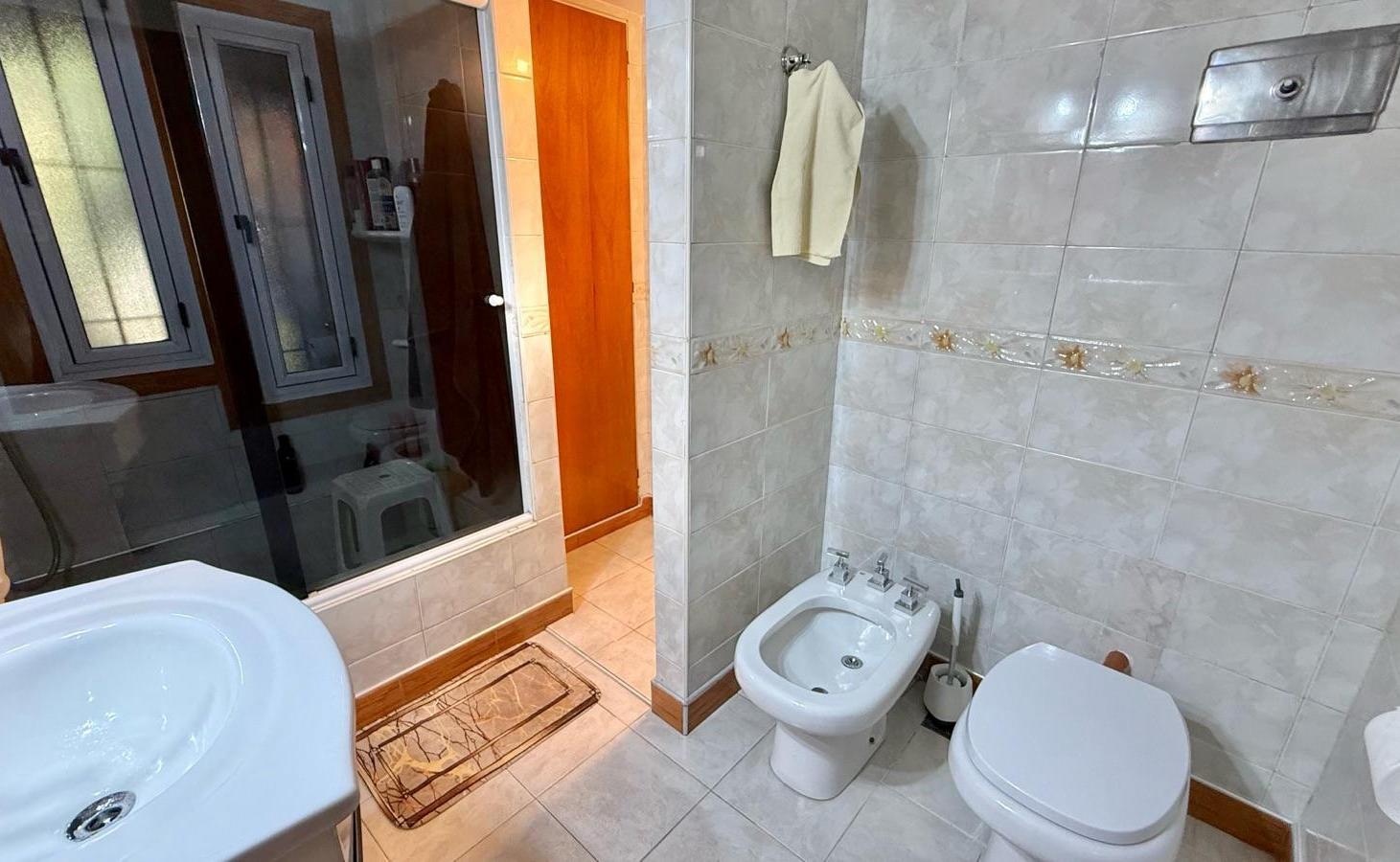 Foto de Casa 5 ambientes con quincho, pileta y jacuzzi en Villa Luzuriaga, imagen 5