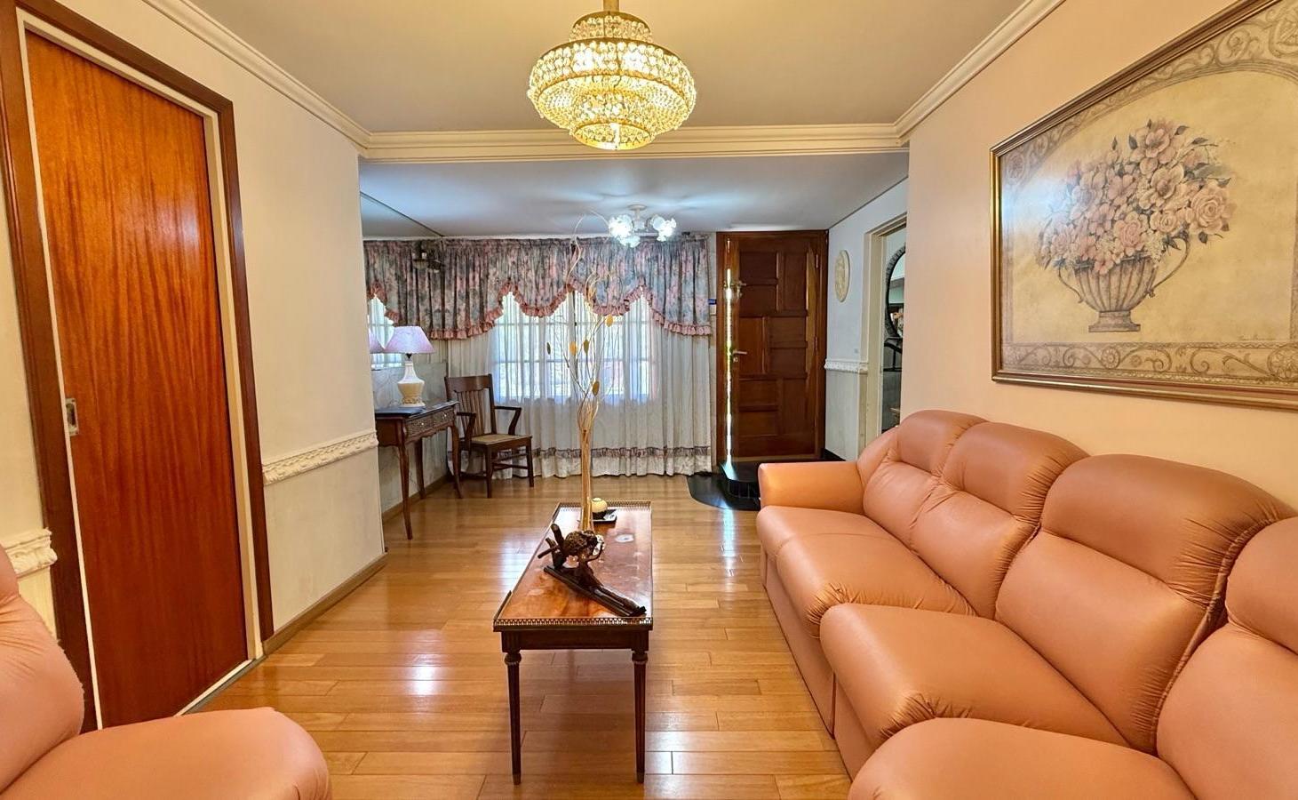 Foto de Casa 5 ambientes con quincho, pileta y jacuzzi en Villa Luzuriaga, imagen 2