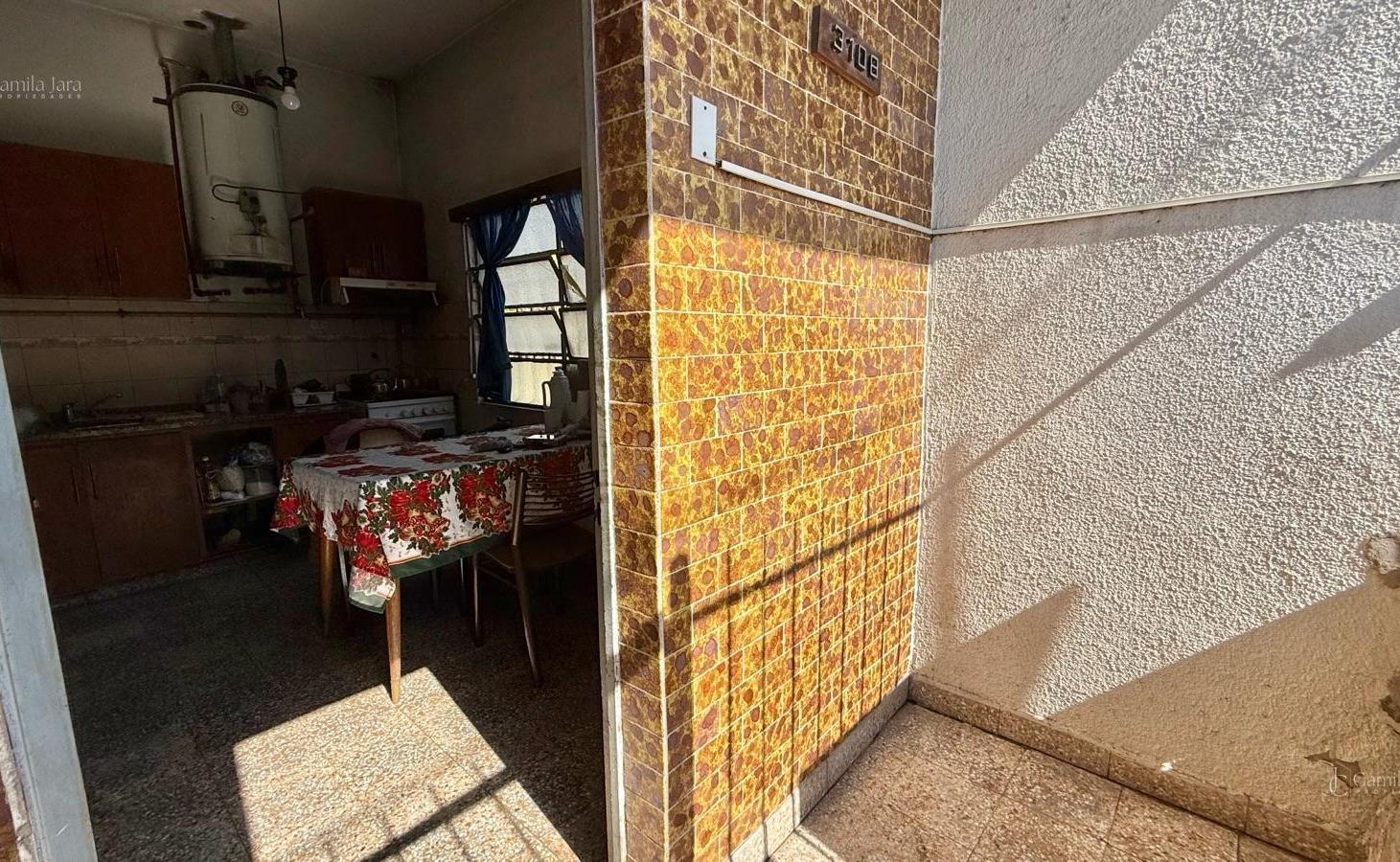 Foto de Casa 3 ambientes con dependencia apta credito en Villa Luzuriaga, imagen 1
