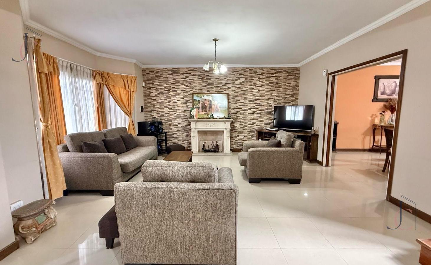 Foto de Venta Casa 4 ambientes con quincho y pileta en San justo, imagen 2