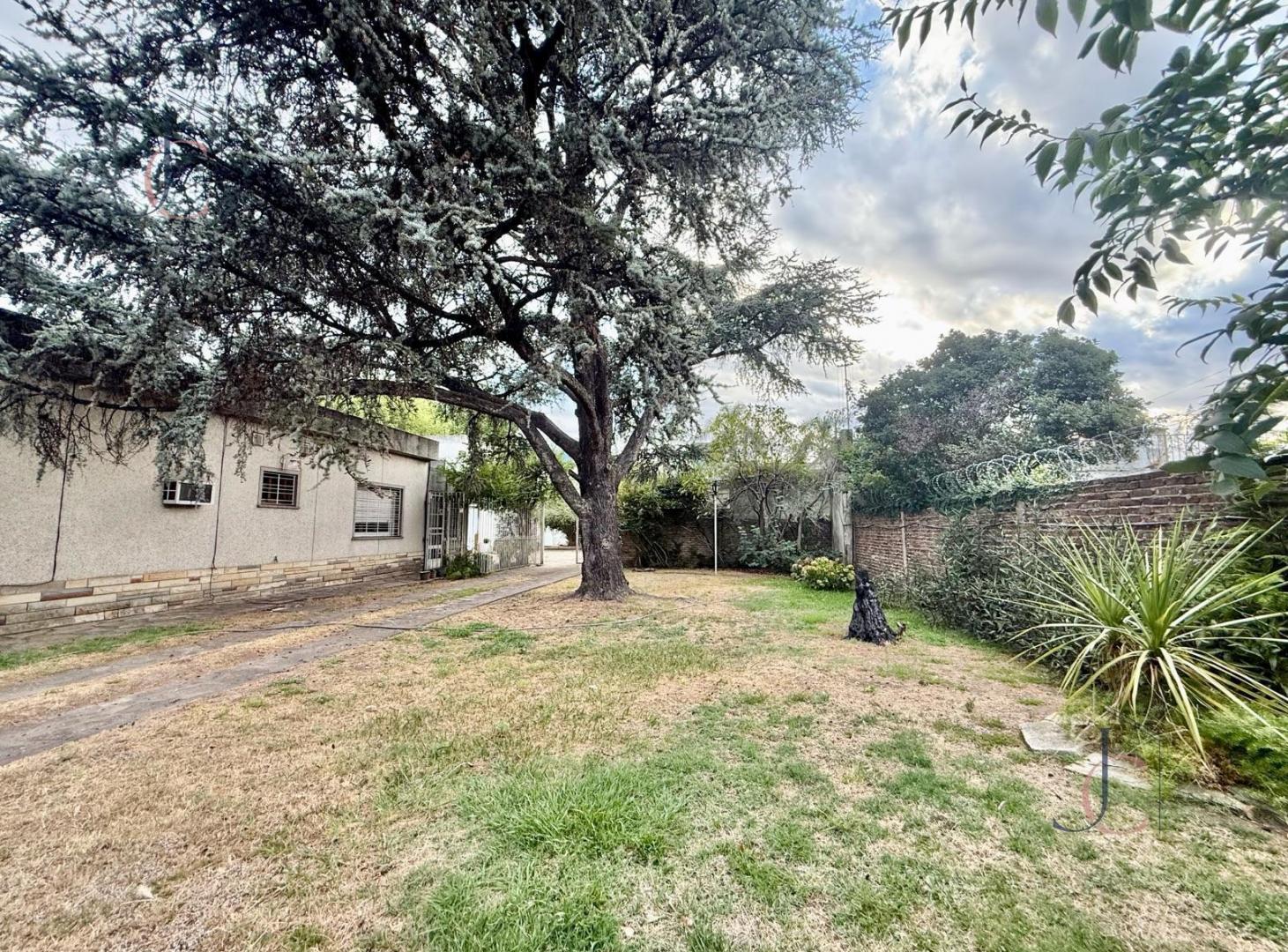 Foto de Casa 3 ambientes con dependencia y galpon sobre doble lote en Moron Sur, imagen 5