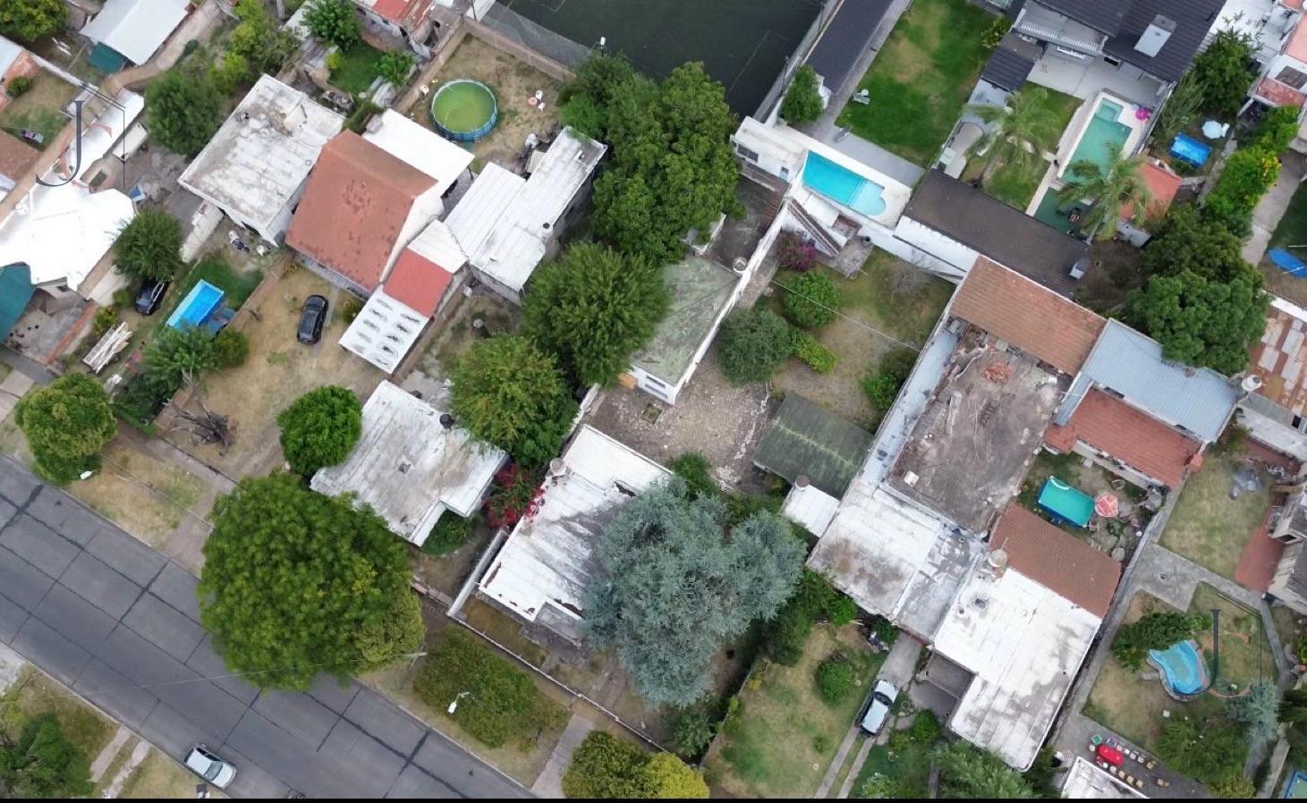Foto de Casa 3 ambientes con dependencia y galpon sobre doble lote en Moron Sur, imagen 2
