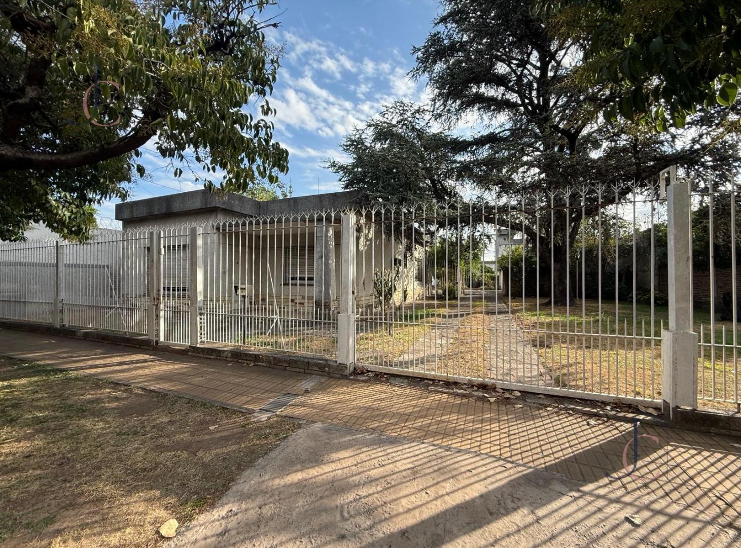 Foto de Casa 3 ambientes con dependencia y galpon sobre doble lote en Moron Sur, imagen 1